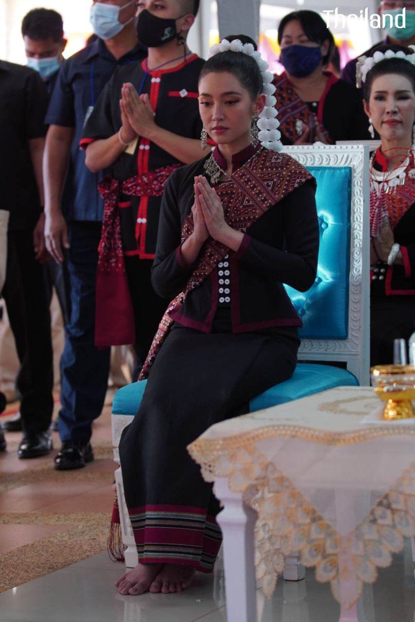 THAILAND ðđð | āļāđāļāļāļ āļđāđāļāļŠāļāļĨāļāļāļĢ, Phu Tai dance in Sakon Nakhon Province
