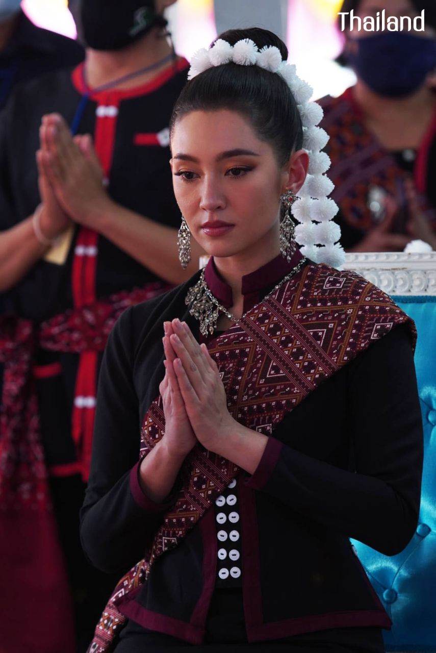 THAILAND ðđð | āļāđāļāļāļ āļđāđāļāļŠāļāļĨāļāļāļĢ, Phu Tai dance in Sakon Nakhon Province