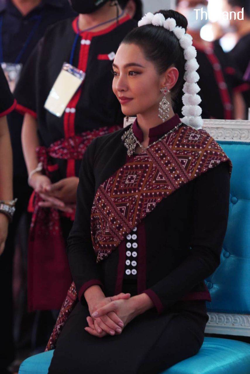 THAILAND ðđð | āļāđāļāļāļ āļđāđāļāļŠāļāļĨāļāļāļĢ, Phu Tai dance in Sakon Nakhon Province