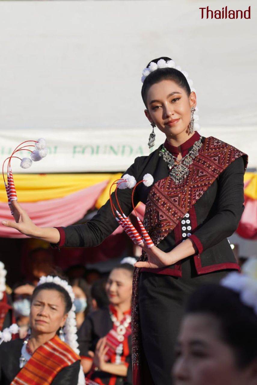 THAILAND ðđð | āļāđāļāļāļ āļđāđāļāļŠāļāļĨāļāļāļĢ, Phu Tai dance in Sakon Nakhon Province