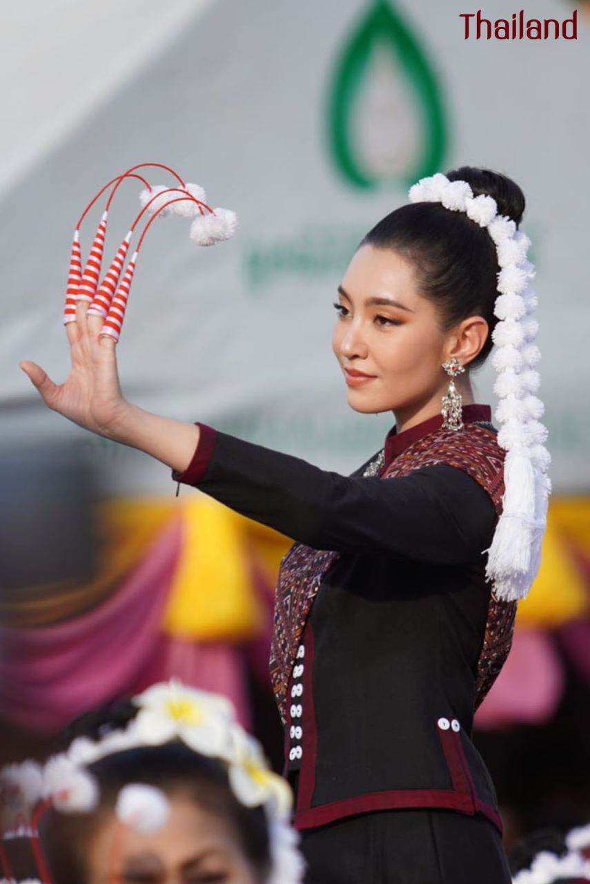 THAILAND ðđð | āļāđāļāļāļ āļđāđāļāļŠāļāļĨāļāļāļĢ, Phu Tai dance in Sakon Nakhon Province