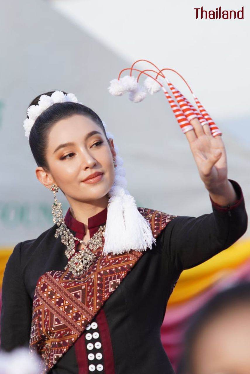 THAILAND ðđð | āļāđāļāļāļ āļđāđāļāļŠāļāļĨāļāļāļĢ, Phu Tai dance in Sakon Nakhon Province