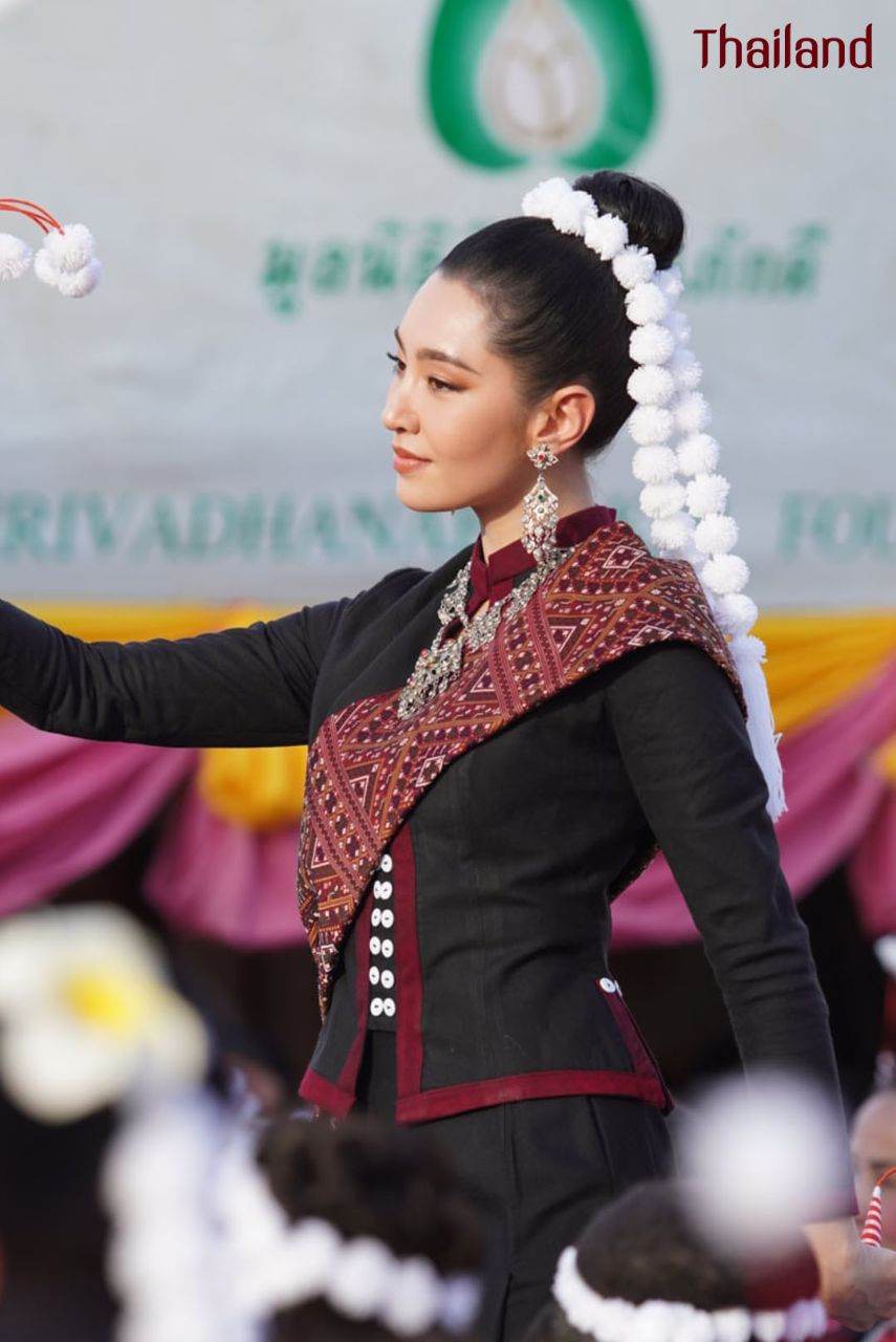 THAILAND ðđð | āļāđāļāļāļ āļđāđāļāļŠāļāļĨāļāļāļĢ, Phu Tai dance in Sakon Nakhon Province