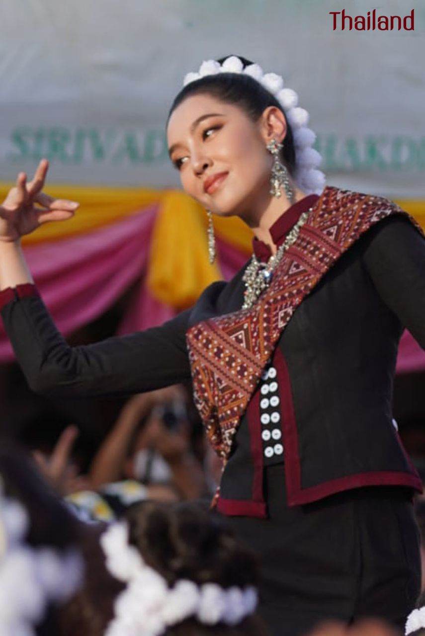 THAILAND ðđð | āļāđāļāļāļ āļđāđāļāļŠāļāļĨāļāļāļĢ, Phu Tai dance in Sakon Nakhon Province