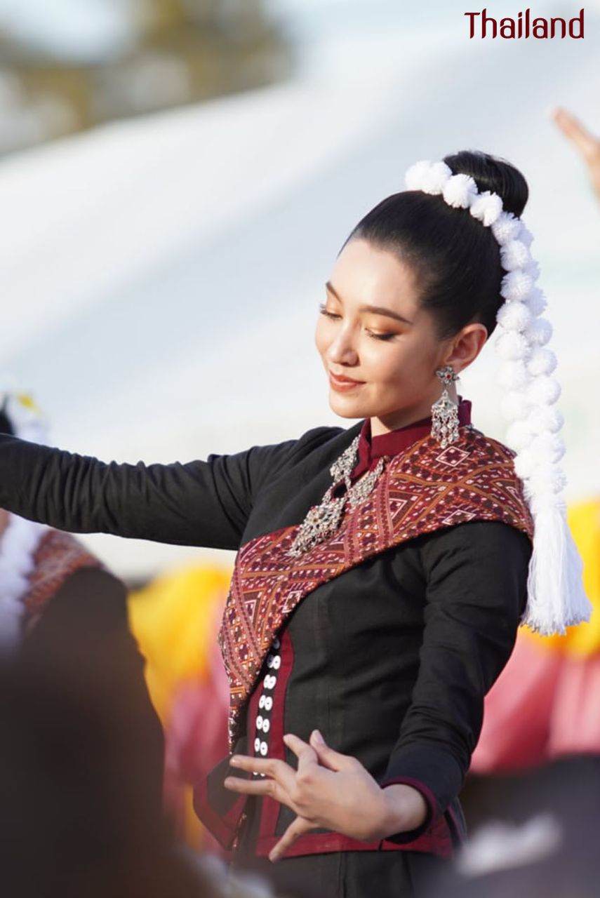 THAILAND ðđð | āļāđāļāļāļ āļđāđāļāļŠāļāļĨāļāļāļĢ, Phu Tai dance in Sakon Nakhon Province