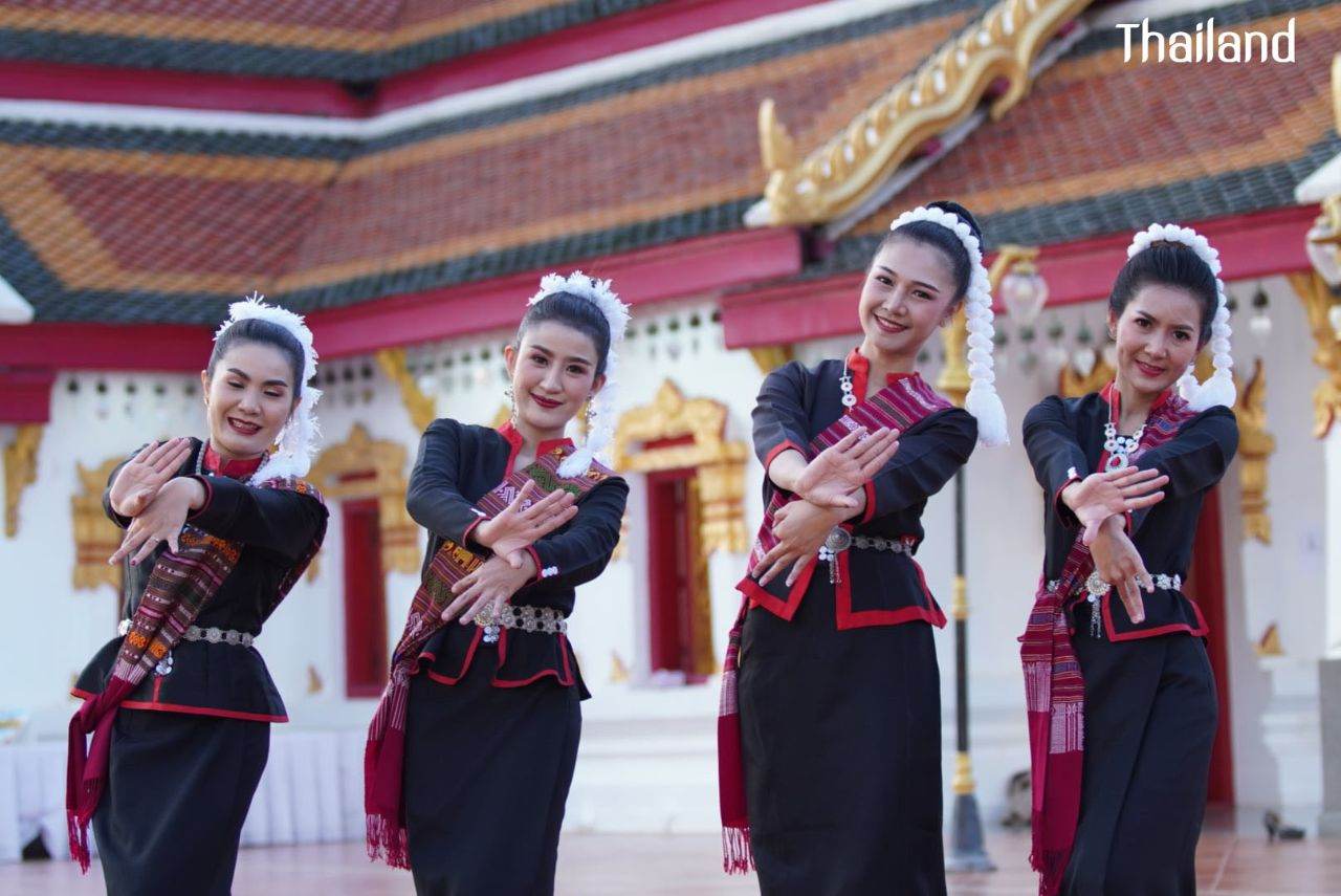 THAILAND ðđð | āļāđāļāļāļ āļđāđāļāļŠāļāļĨāļāļāļĢ, Phu Tai dance in Sakon Nakhon Province