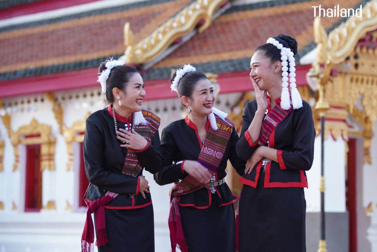 THAILAND ðđð | āļāđāļāļāļ āļđāđāļāļŠāļāļĨāļāļāļĢ, Phu Tai dance in Sakon Nakhon Province