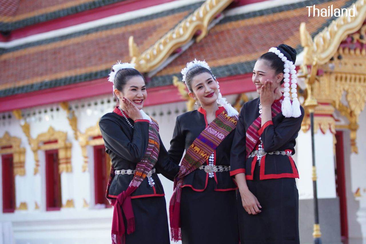 THAILAND ðđð | āļāđāļāļāļ āļđāđāļāļŠāļāļĨāļāļāļĢ, Phu Tai dance in Sakon Nakhon Province