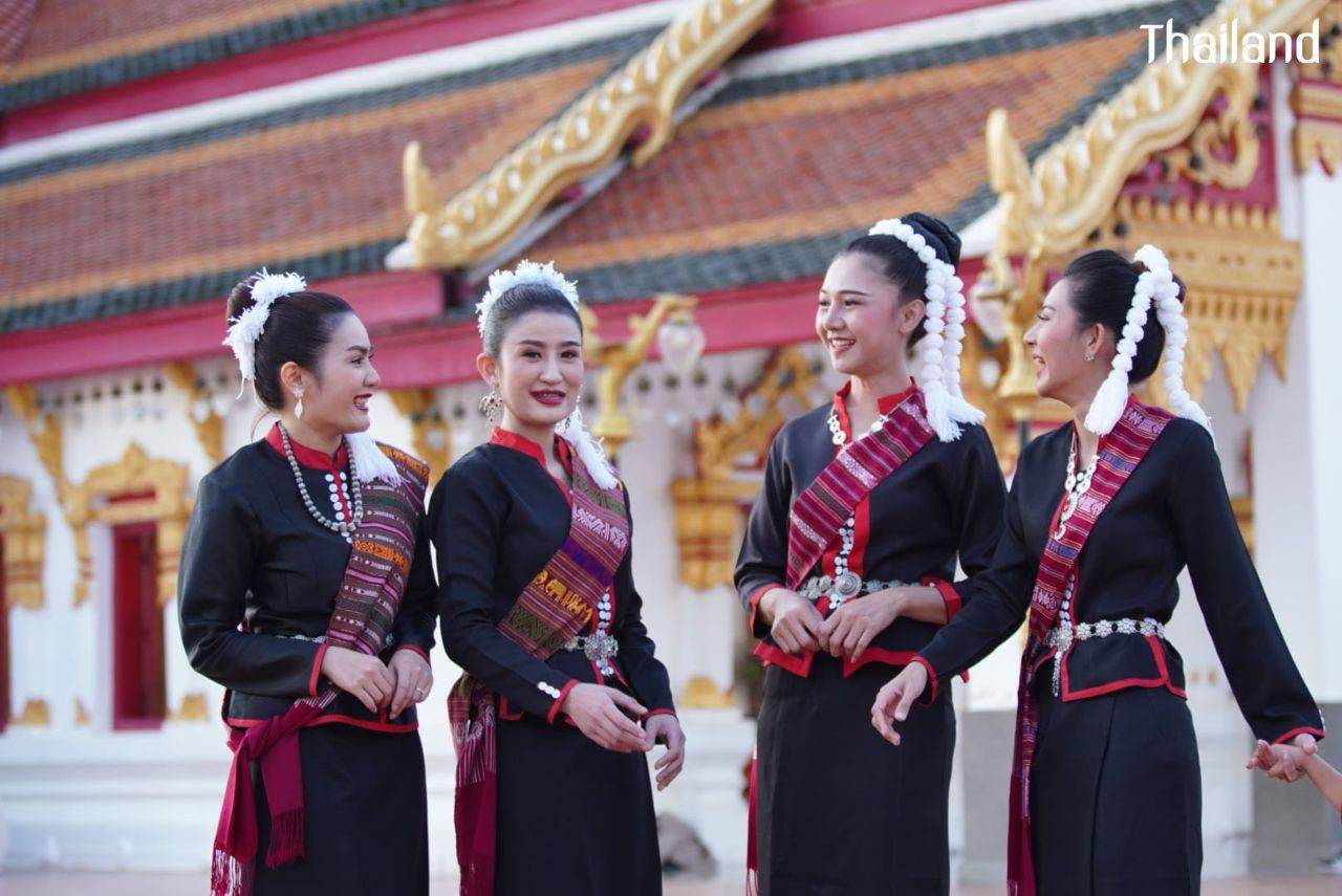 THAILAND ðđð | āļāđāļāļāļ āļđāđāļāļŠāļāļĨāļāļāļĢ, Phu Tai dance in Sakon Nakhon Province