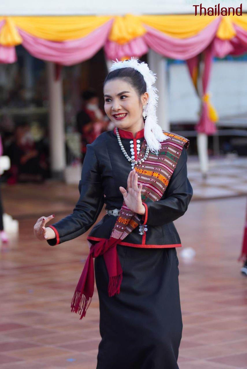 THAILAND ðđð | āļāđāļāļāļ āļđāđāļāļŠāļāļĨāļāļāļĢ, Phu Tai dance in Sakon Nakhon Province