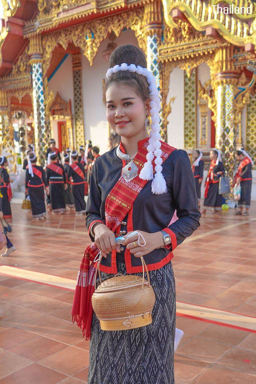THAILAND ðđð | āļāđāļāļāļ āļđāđāļāļŠāļāļĨāļāļāļĢ, Phu Tai dance in Sakon Nakhon Province
