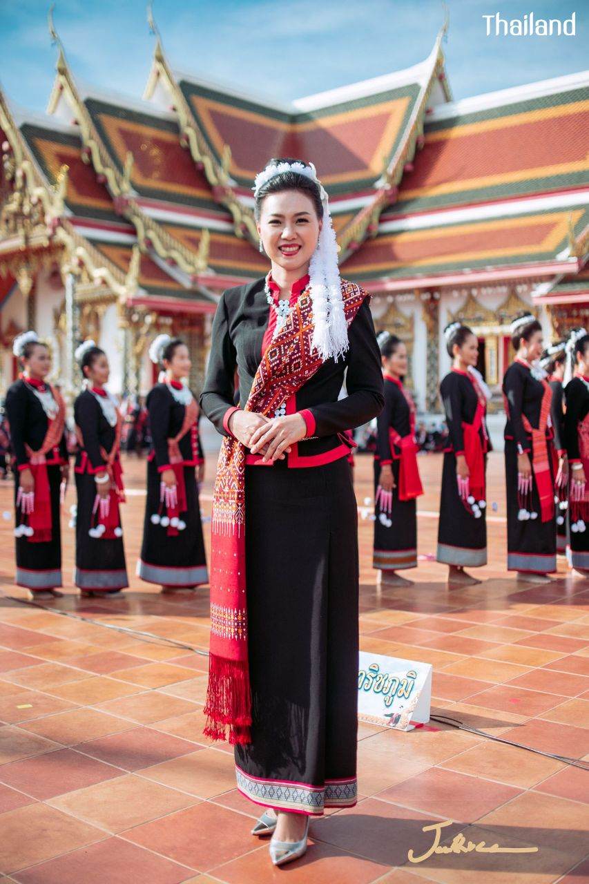 THAILAND ðđð | āļāđāļāļāļ āļđāđāļāļŠāļāļĨāļāļāļĢ, Phu Tai dance in Sakon Nakhon Province