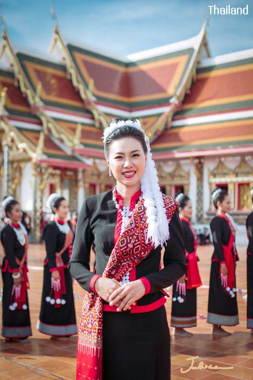 THAILAND ðđð | āļāđāļāļāļ āļđāđāļāļŠāļāļĨāļāļāļĢ, Phu Tai dance in Sakon Nakhon Province