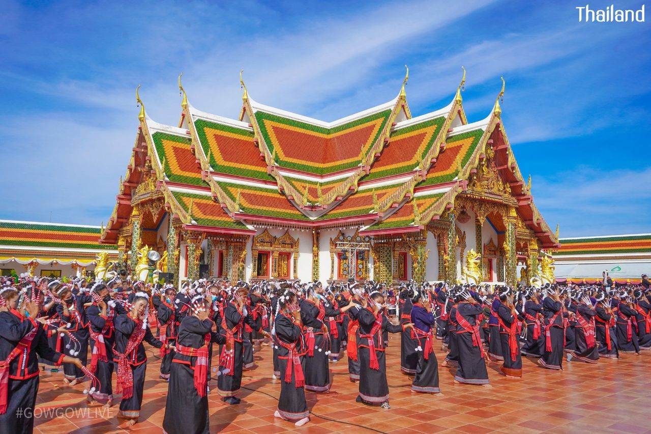 THAILAND ðđð | āļāđāļāļāļ āļđāđāļāļŠāļāļĨāļāļāļĢ, Phu Tai dance in Sakon Nakhon Province