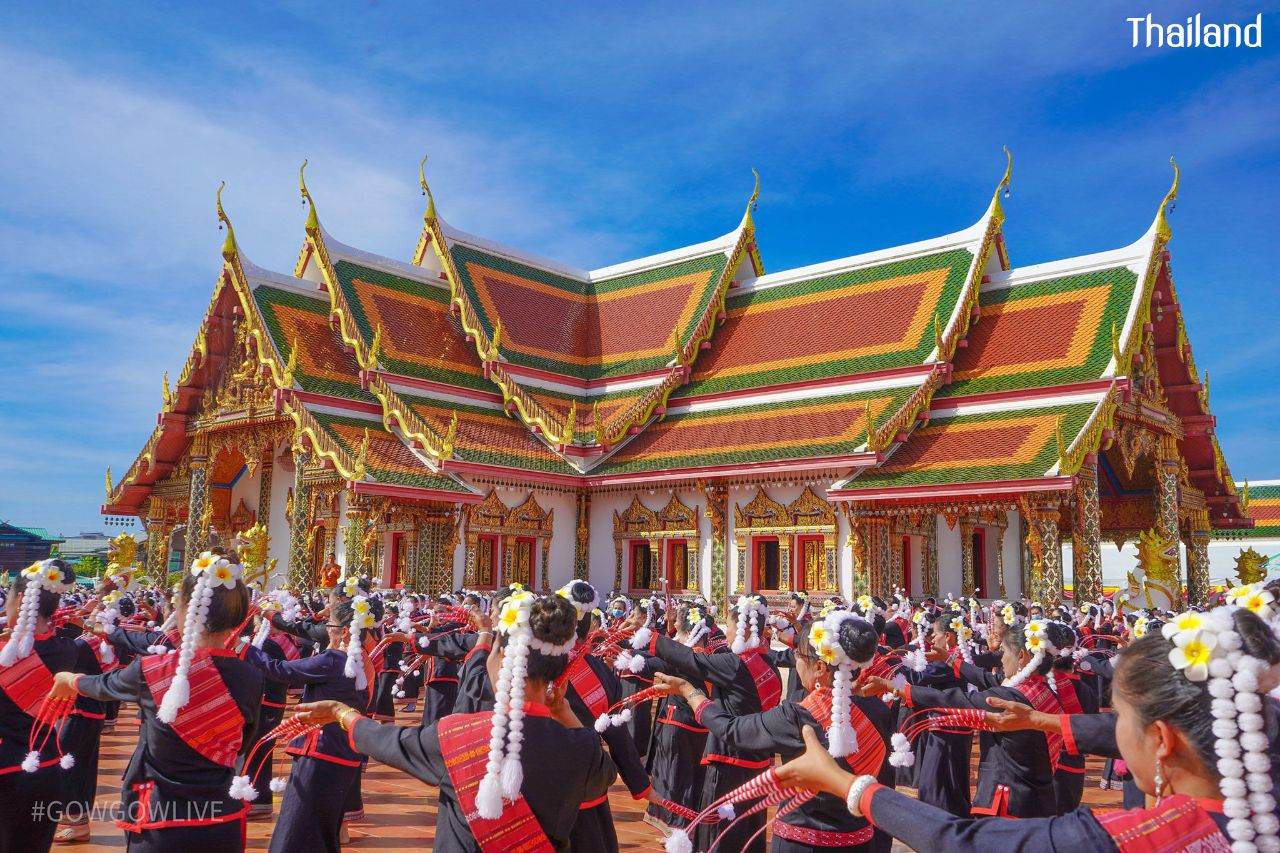 THAILAND ðđð | āļāđāļāļāļ āļđāđāļāļŠāļāļĨāļāļāļĢ, Phu Tai dance in Sakon Nakhon Province
