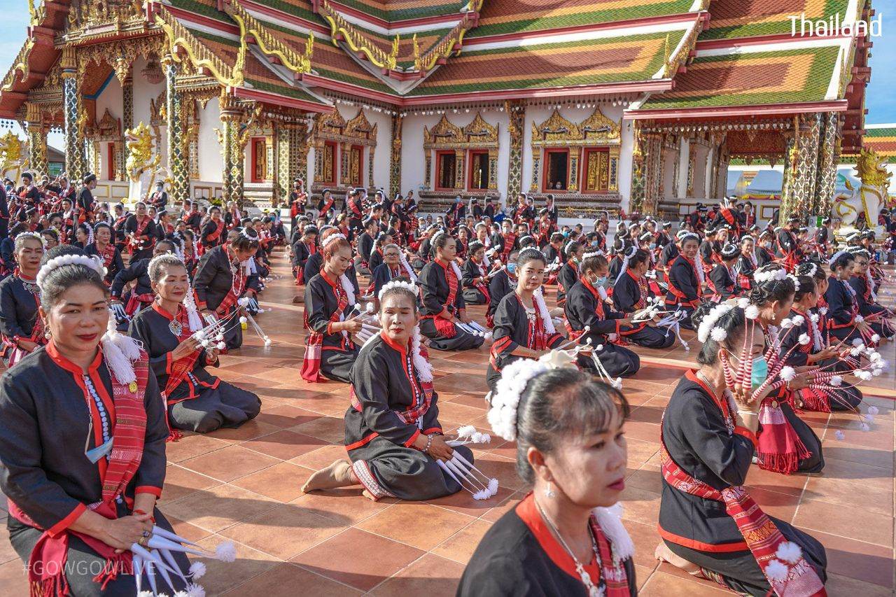 THAILAND ðđð | āļāđāļāļāļ āļđāđāļāļŠāļāļĨāļāļāļĢ, Phu Tai dance in Sakon Nakhon Province