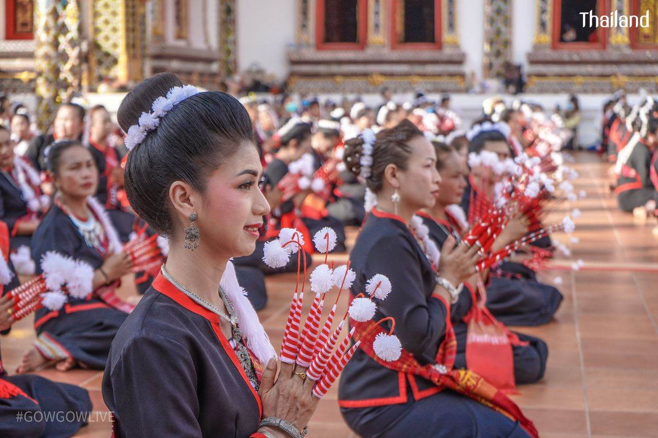 THAILAND ðđð | āļāđāļāļāļ āļđāđāļāļŠāļāļĨāļāļāļĢ, Phu Tai dance in Sakon Nakhon Province