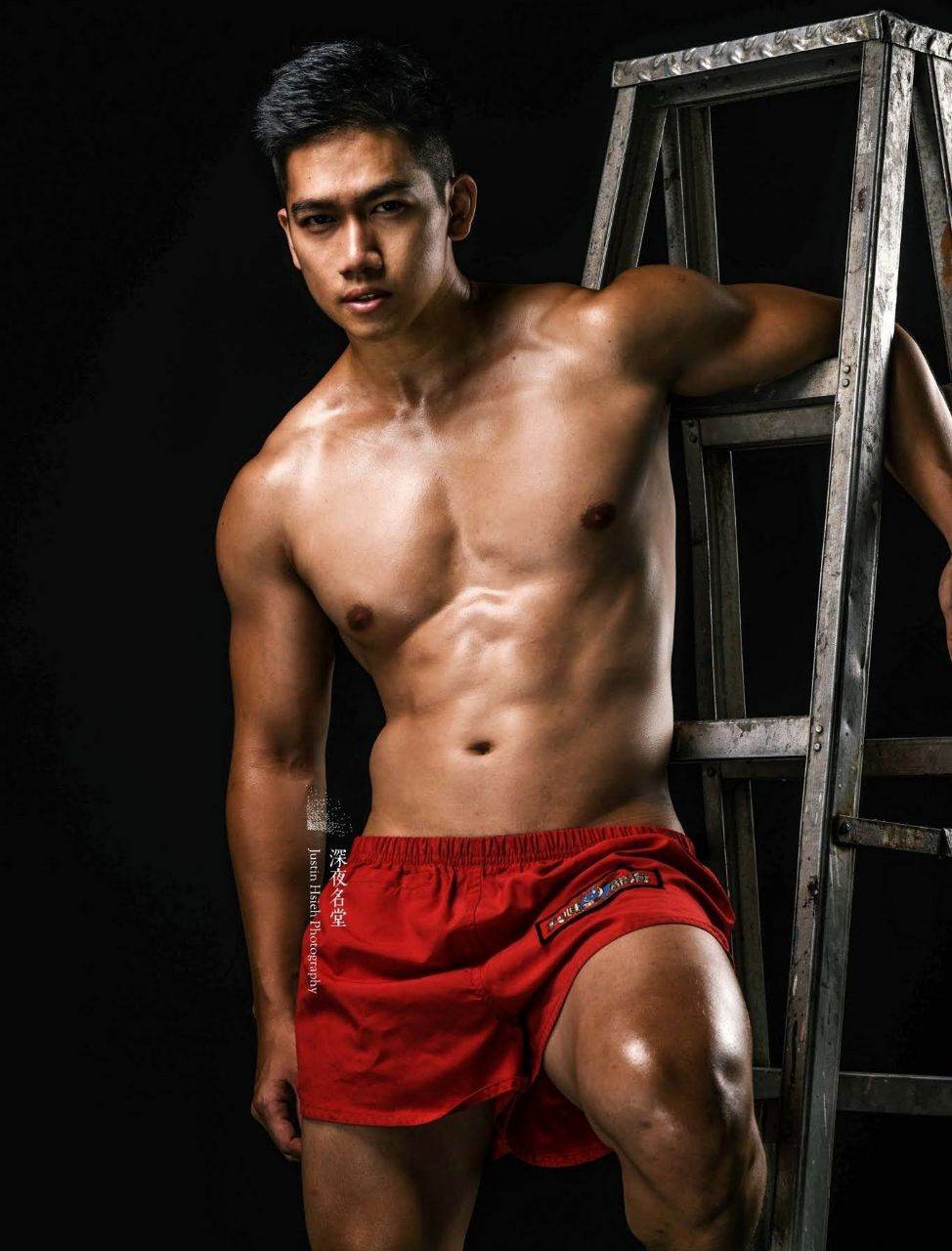 หนุ่มหล่อขึ้นปก 927.3