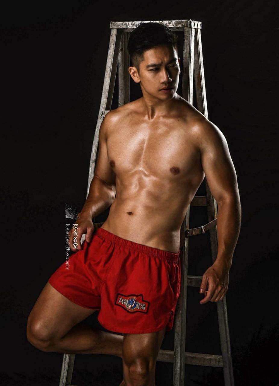 หนุ่มหล่อขึ้นปก 927.3