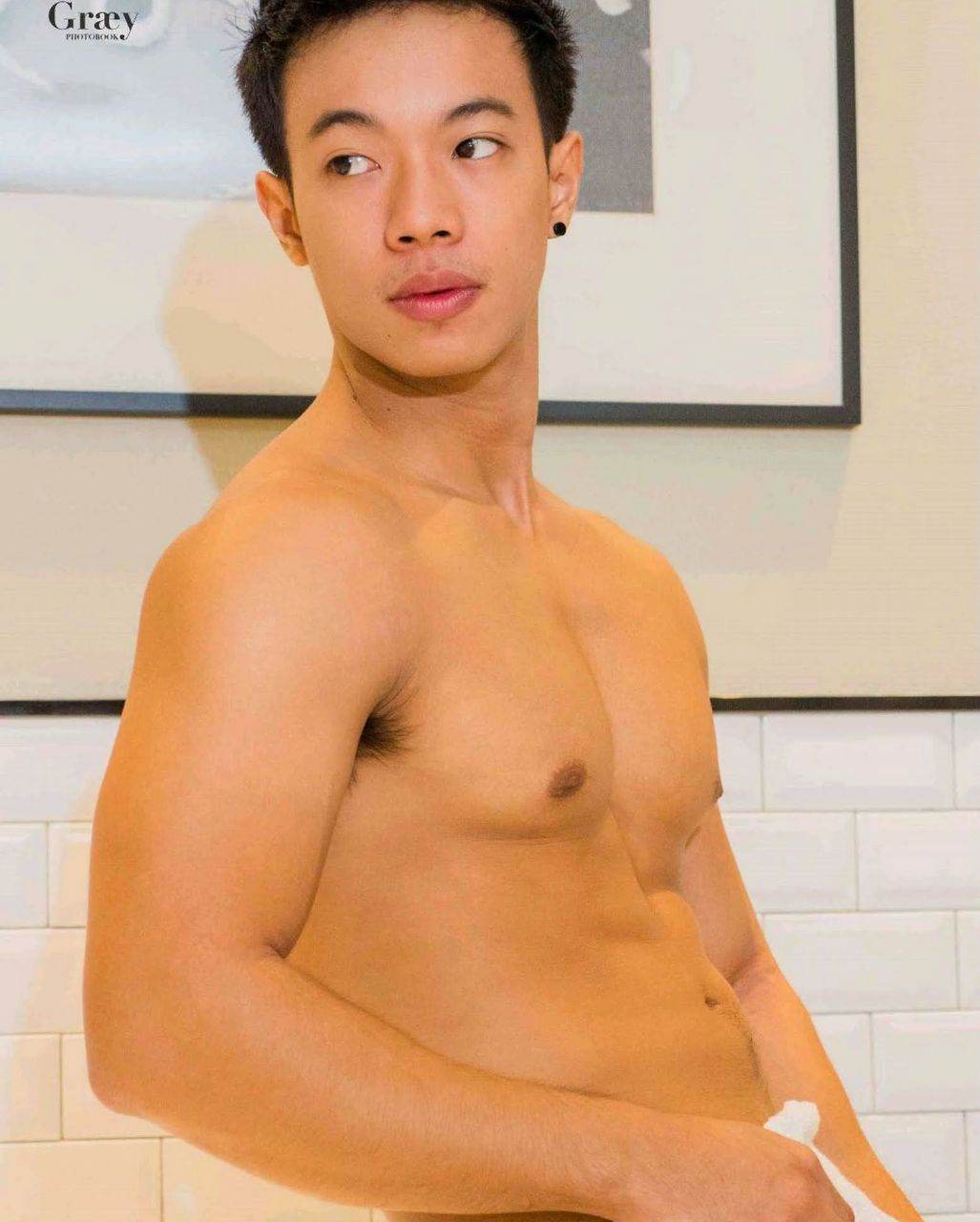หนุ่มหล่อขึ้นปก 929.3