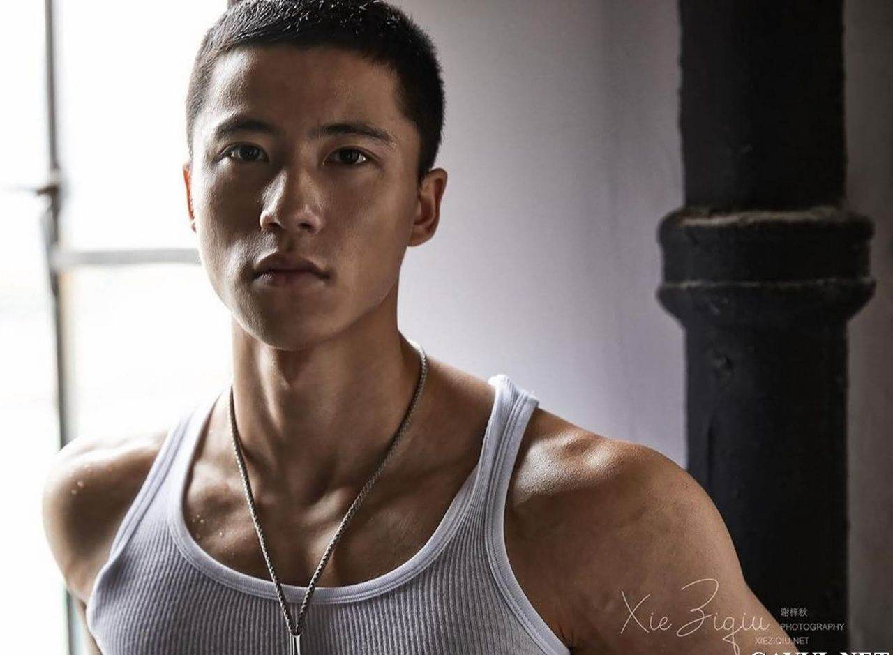 หนุ่มหล่อขึ้นปก 922.3