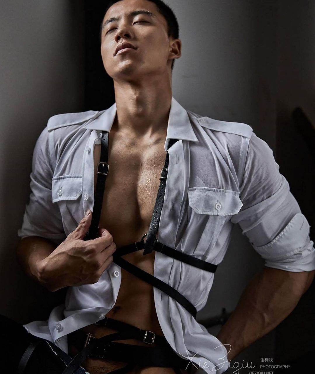 หนุ่มหล่อขึ้นปก 922.3