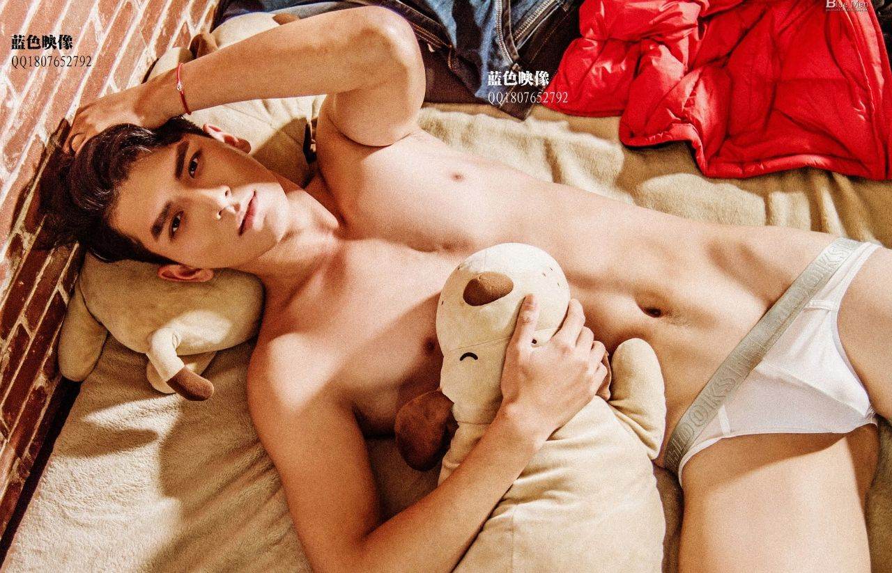 หนุ่มหล่อขึ้นปก 932