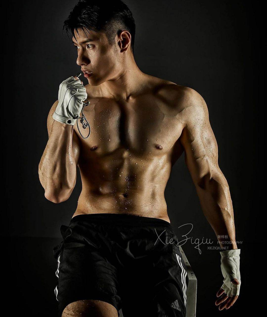 หนุ่มหล่อขึ้นปก 923.4