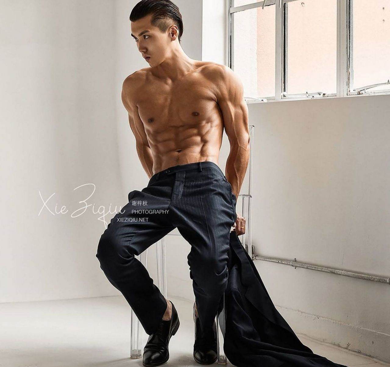 หนุ่มหล่อขึ้นปก 923.4