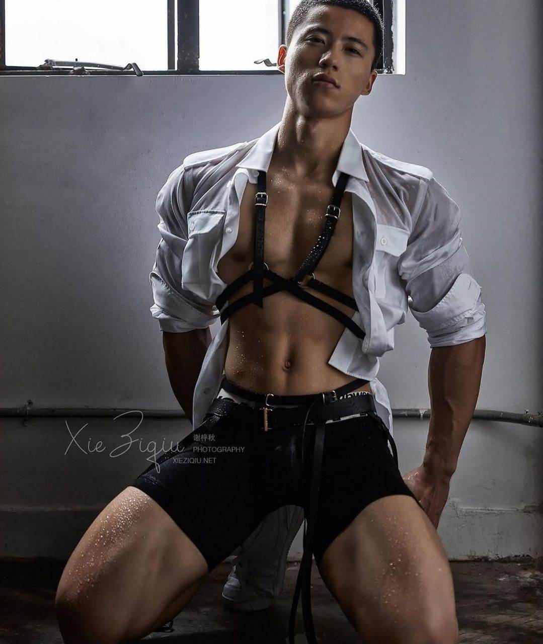 หนุ่มหล่อขึ้นปก 927.4