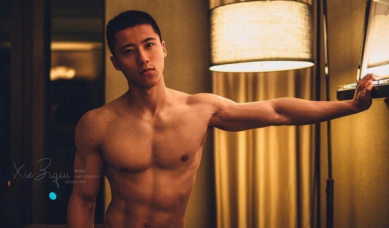 หนุ่มหล่อขึ้นปก 927.4