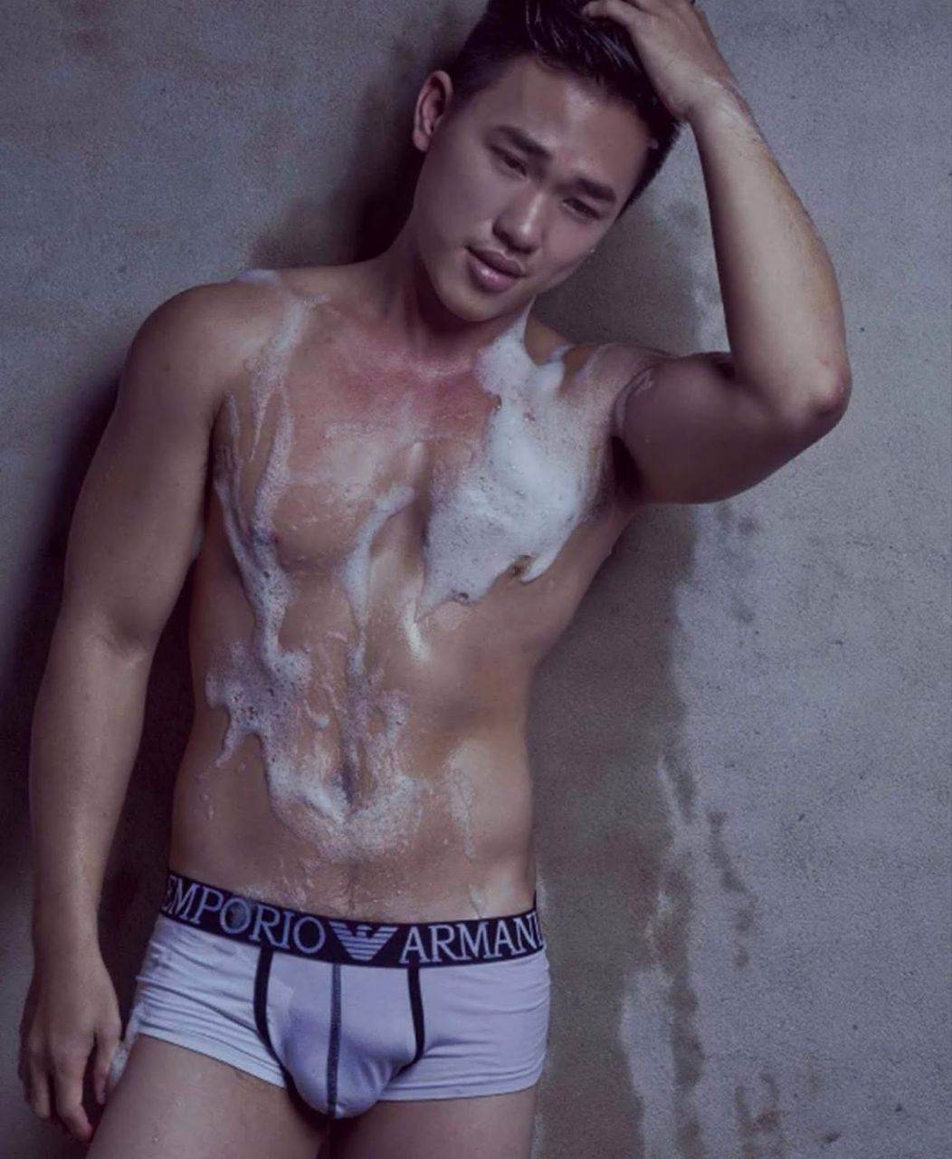 หนุ่มหล่อขึ้นปก 930.3
