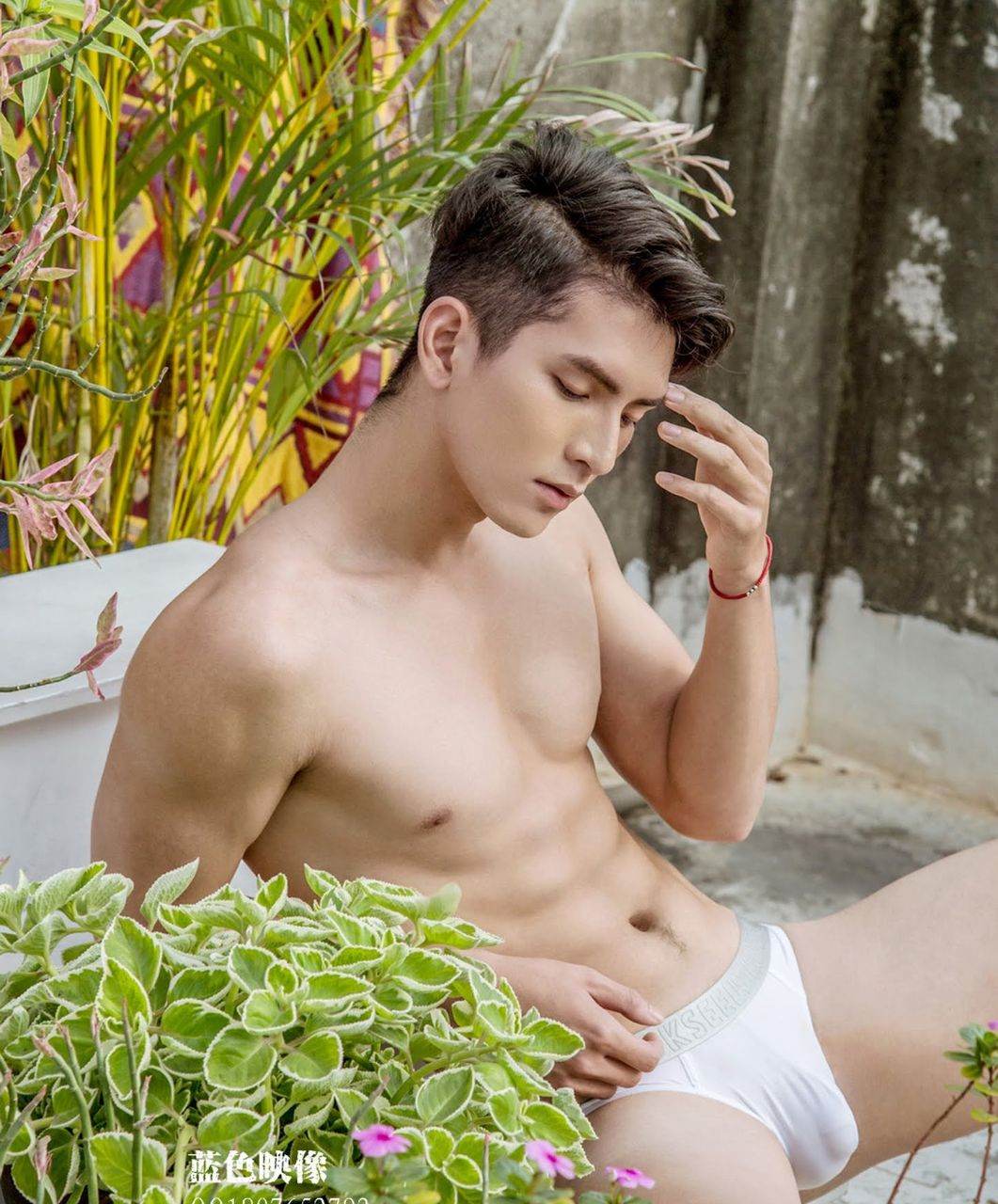 หนุ่มหล่อขึ้นปก 932.1