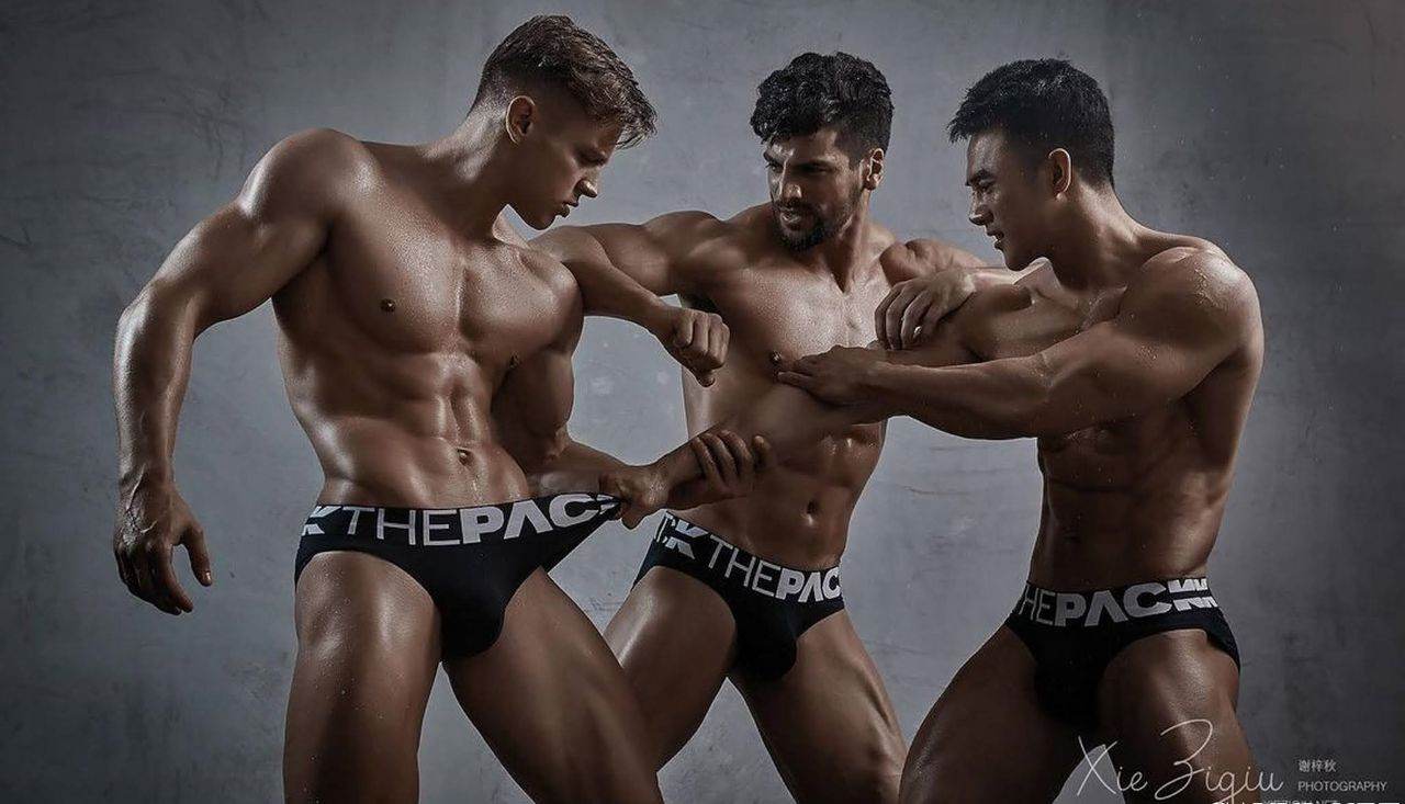 หนุ่มหล่อขึ้นปก 922.4