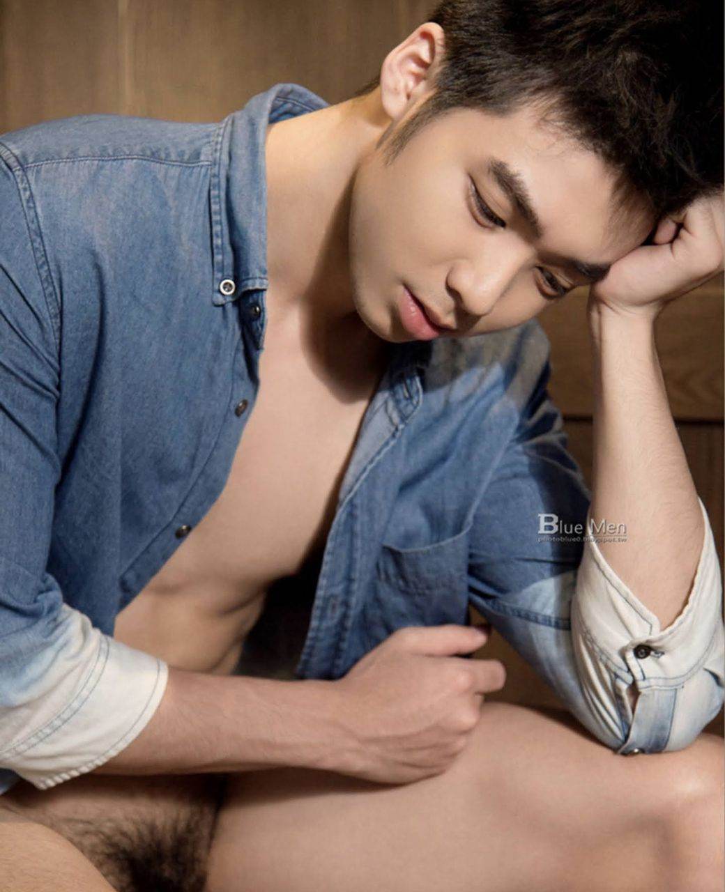 หนุ่มหล่อขึ้นปก 933