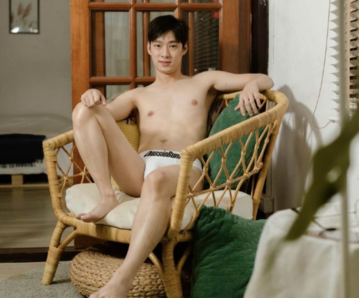 หนุ่มหล่อขึ้นปก 935