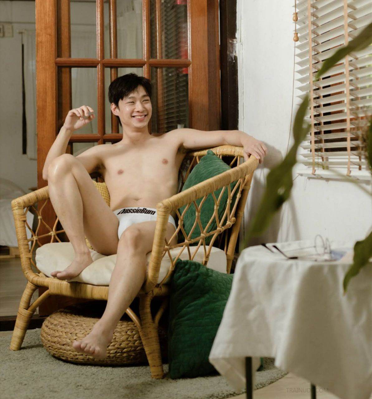 หนุ่มหล่อขึ้นปก 935