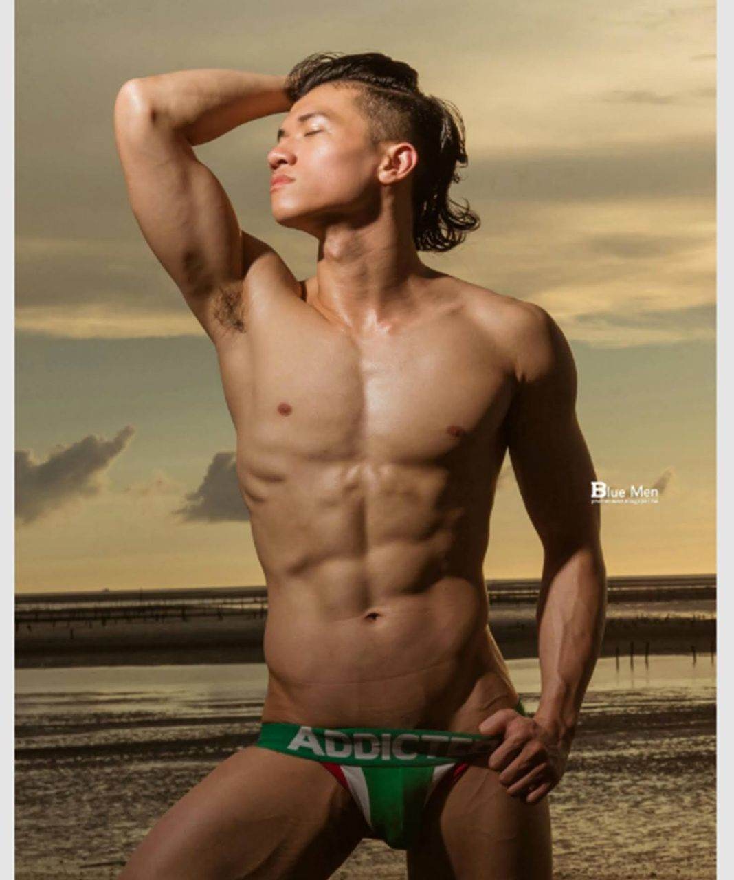 หนุ่มหล่อขึ้นปก 936