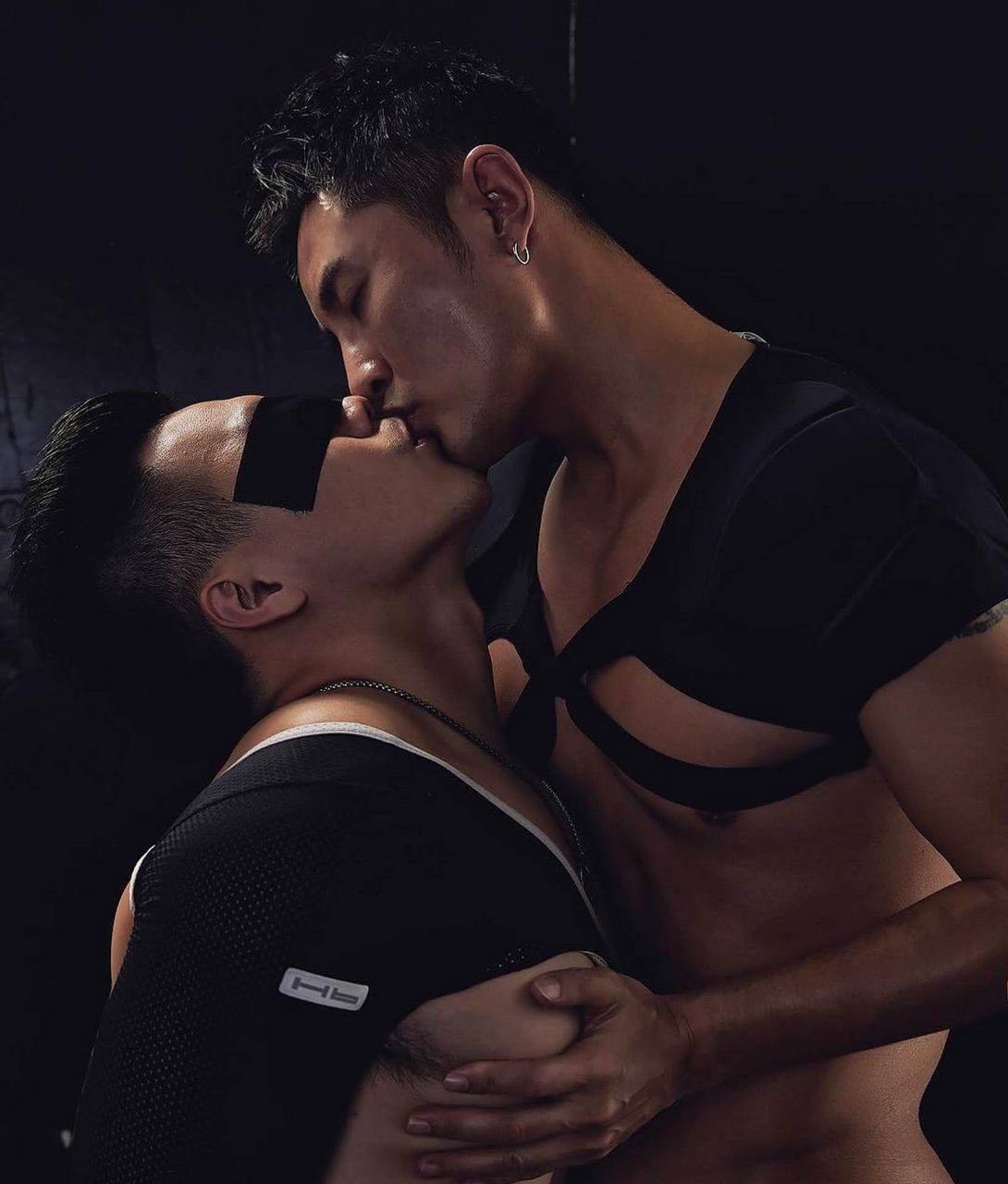 หนุ่มหล่อขึ้นปก 937