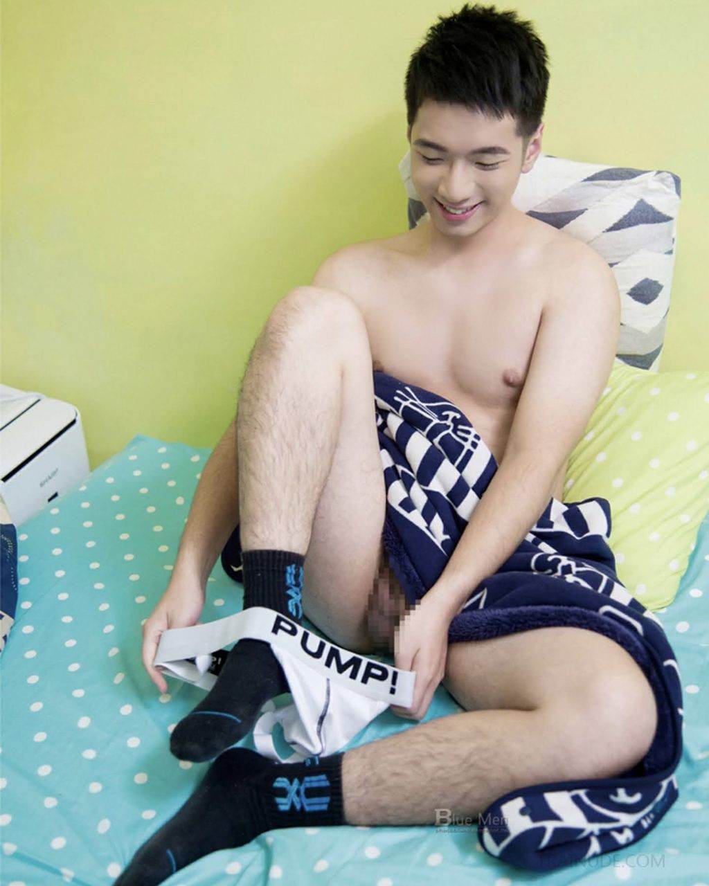 หนุ่มหล่อขึ้นปก 942