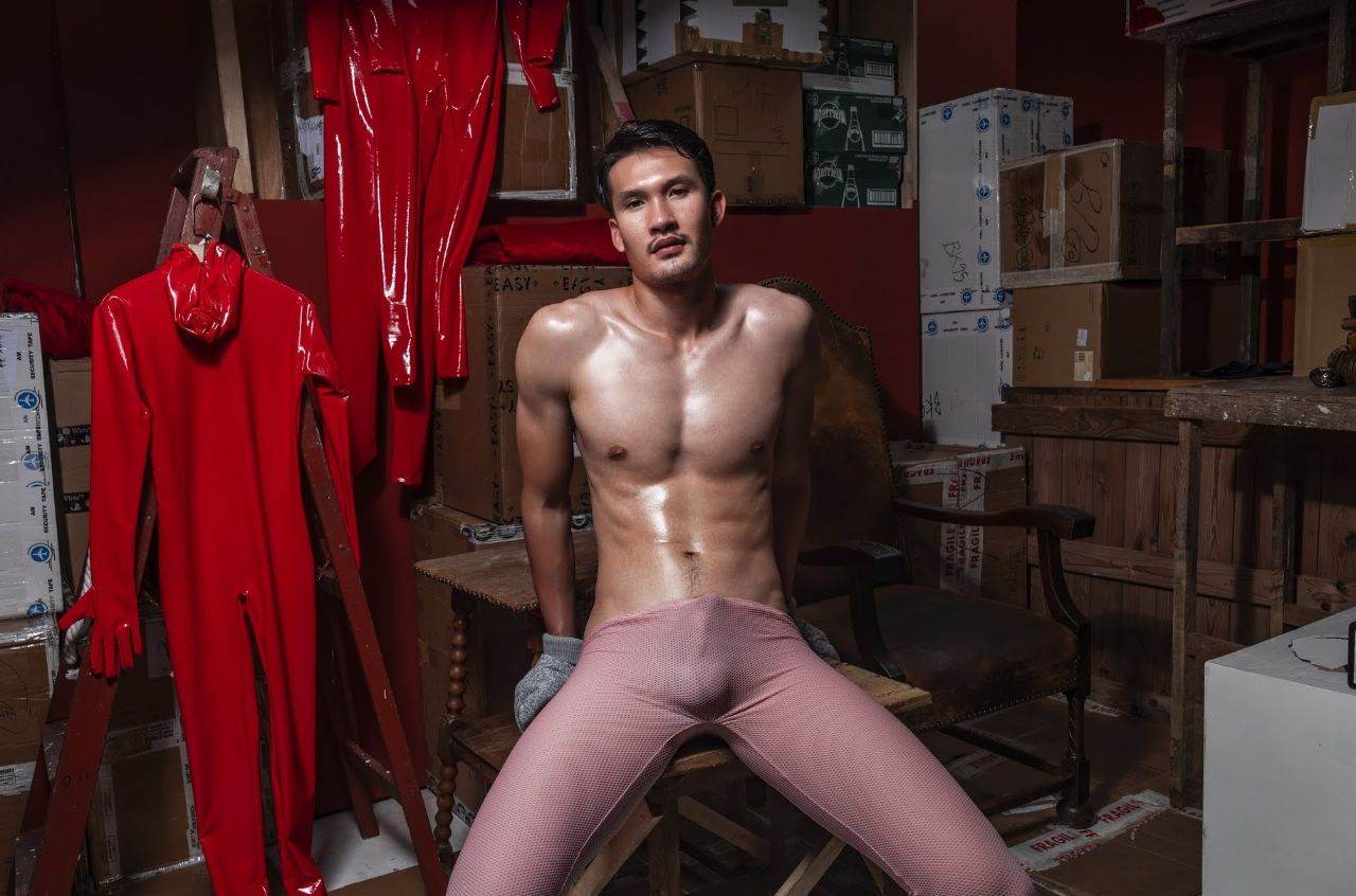 หนุ่มหล่อขึ้นปก 945