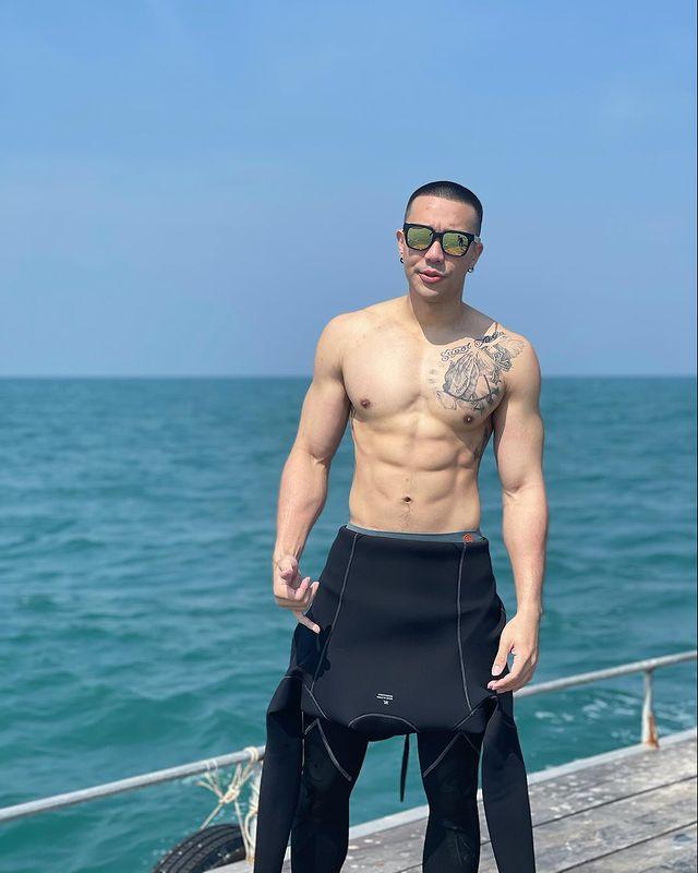 "บอส ณัชพงศ์พล" กับรอยสักใหม่ บนกล้ามอกแน่นๆ