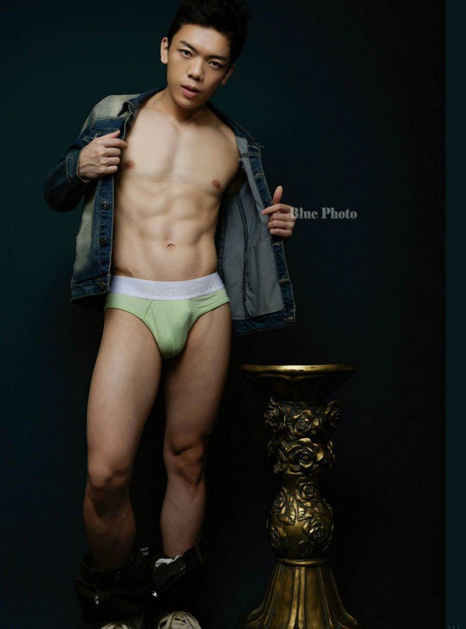 หนุ่มหล่อขึ้นปก 939.3
