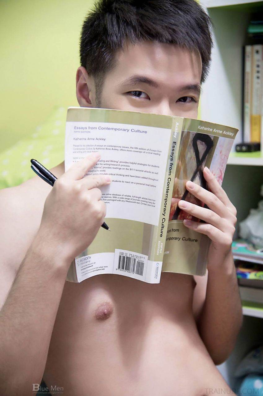 หนุ่มหล่อขึ้นปก 942.3