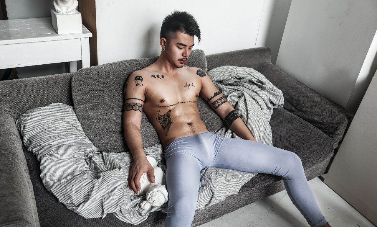 หนุ่มหล่อขึ้นปก 948