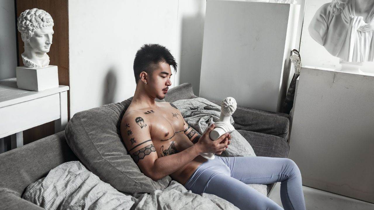 หนุ่มหล่อขึ้นปก 948