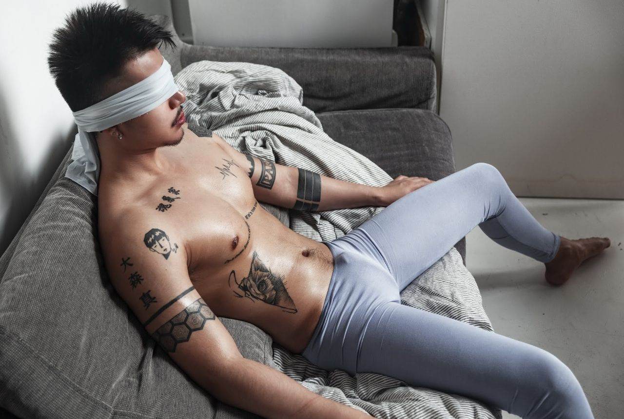 หนุ่มหล่อขึ้นปก 948