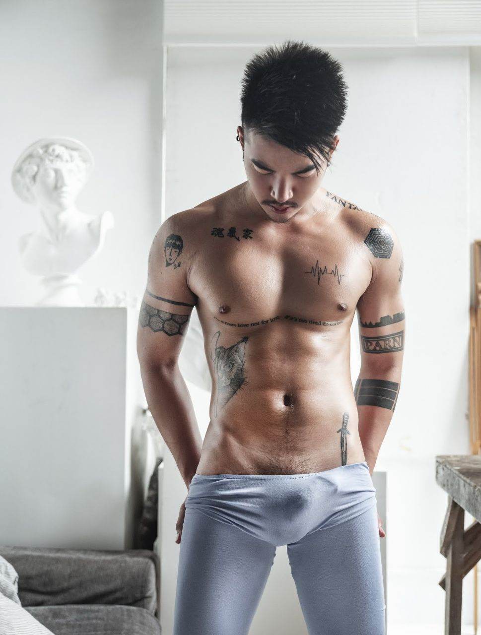 หนุ่มหล่อขึ้นปก 948