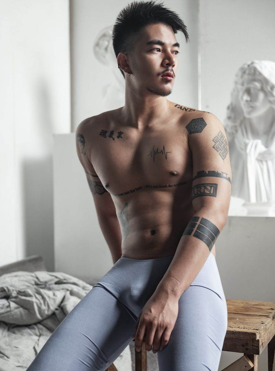 หนุ่มหล่อขึ้นปก 948