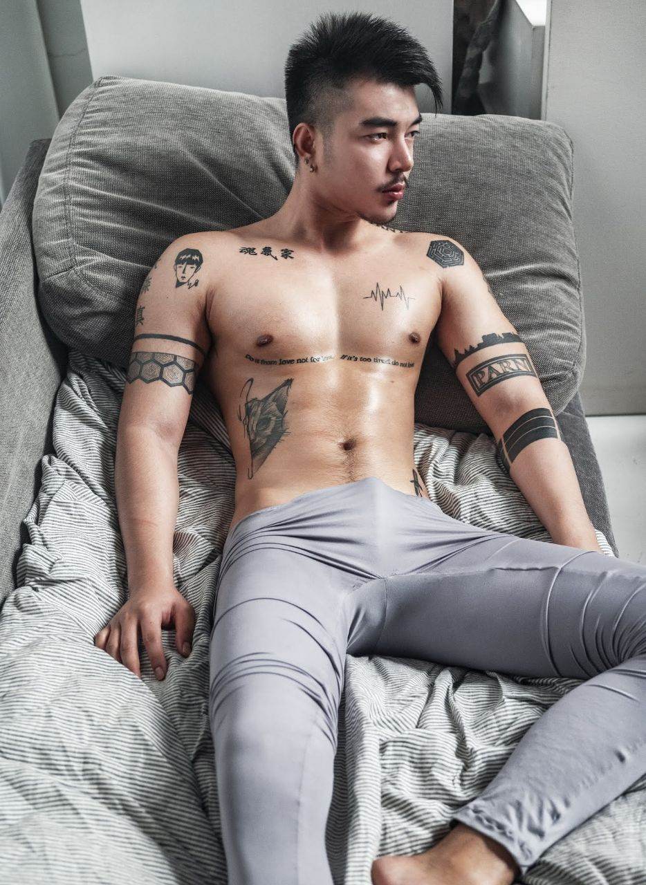 หนุ่มหล่อขึ้นปก 948